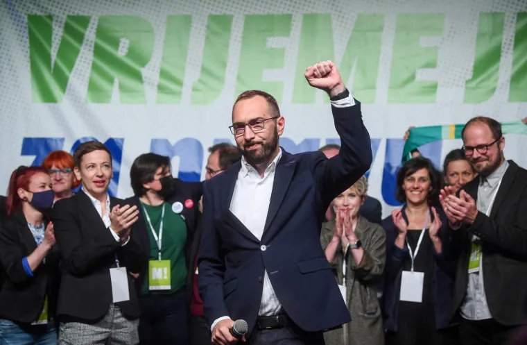 Najbolje fotografije slavlja pobjednika u izbornoj noći! Toma&scaron;ević slavio s roditeljima i suprugom Ivom