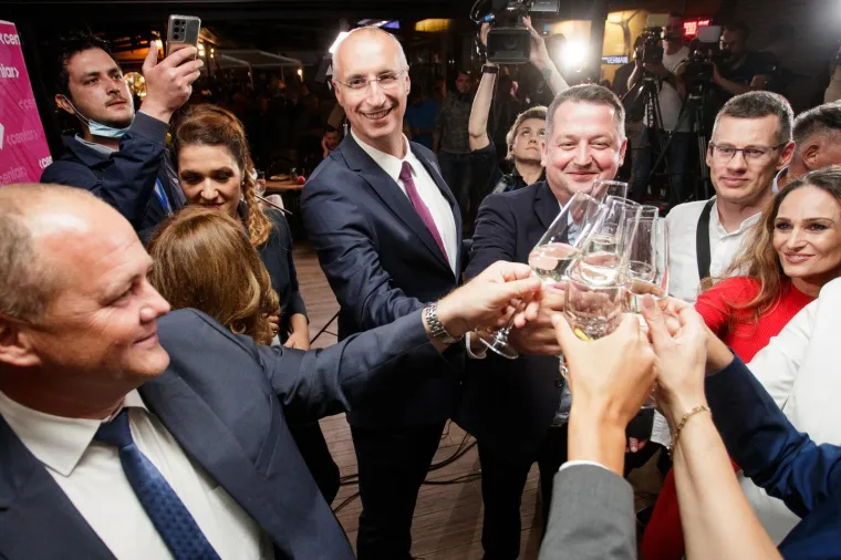 Najbolje fotografije slavlja pobjednika u izbornoj noći! Toma&scaron;ević slavio s roditeljima i suprugom Ivom