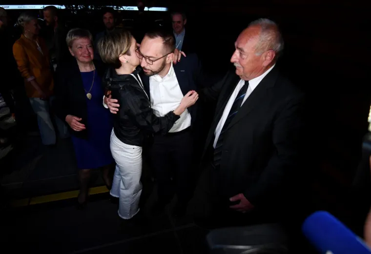Novi gradonačelnik Zagreba Tomislav Tomašević sinoć je bio odjeven u formalnu kombinaciju, a odlučio se je za tamno odijelo i bijelu košulju. Njegova supruga Iva Mertić Tomašević modno se uskladila s njim. Marko Lukunic/PIXSELL