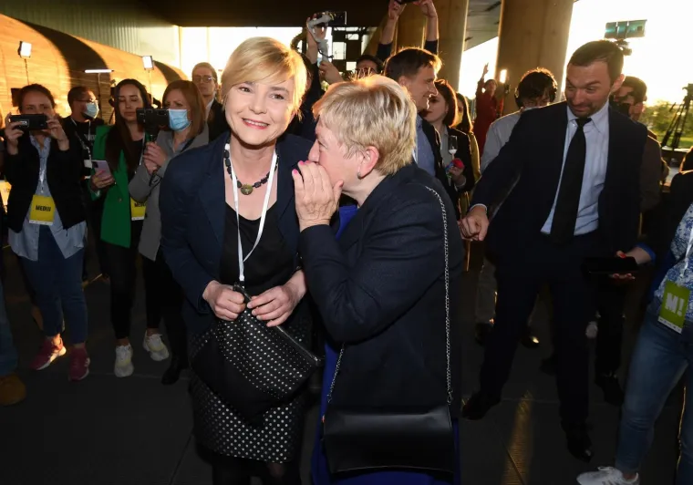Sandra Benčić formalnu odjevnu kombinaciju uspješno je razbila trendy suknjom i pripadajućom torbicom, dok se je majka Tomislava Tomaševića, Ivanka, odlučila za klasični look. Foto: Marko Lukunic/PIXSELL
