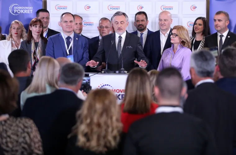 Miroslav Škoro u hotelu International nakon objave rezultata pojavio se je u elegantnom odijelu, a njegov formalni stil odijevanja popratili su većinom i ostali članovi njegove stranke. Foto: Marin Tironi/PIXSELL