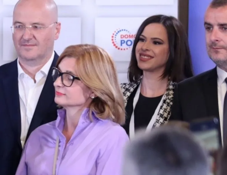 Ana Lederer i Škorina savjetnica Mateja Jozeljić pozornost su privukle efektnim modnim odabirima. Ana je zablistala u ružičastoj kombinaciji, dok je Mateja na sebi imala karirani crno-bijeli sako i crne hlače. Foto: Marin Tironi/PIXSELL