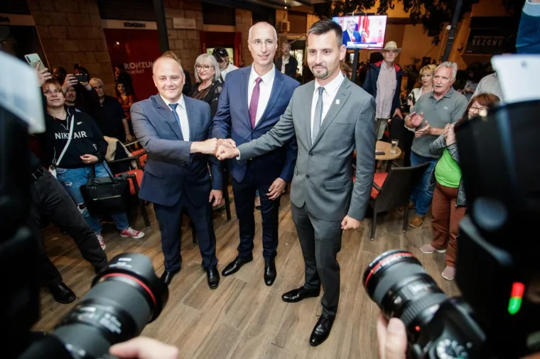 Puljkov zamjenik Bojan Ivošević na proglašenju rezultata bo je formalno odjeven u sivo odijelo. Foto: Milan Sabic/PIXSELL