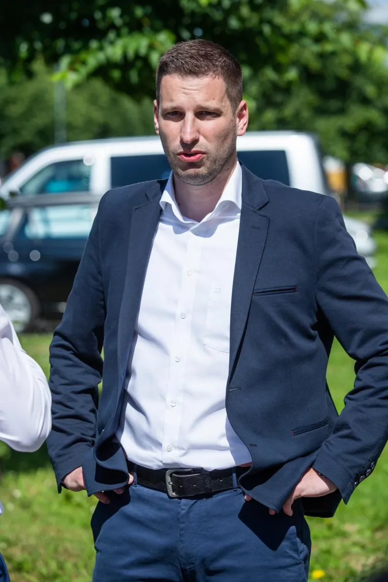 U Osijeku slavio je Ivan Radić (HDZ), a na sebi je imao ležerno - formalnu modu kombinaciju, uz klasičnu bijelu košulju. Foto: Davor Javorovic/PIXSELL