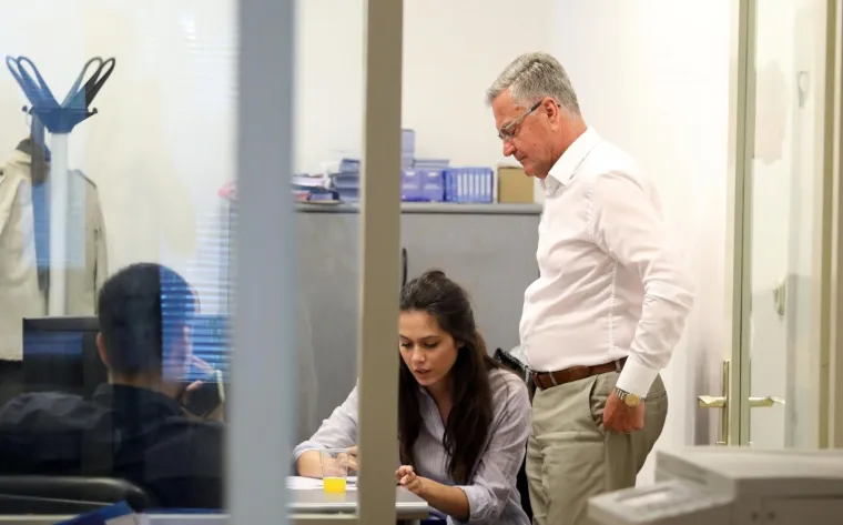 Željko Burić (HDZ-HSLS) osvojio je i treći mandat gradonačelnika Šibenika, a odlučio se je za formalno - ležernu kombinaciju: sive hlače i bijelu košulju. Foto: Dusko Jaramaz/PIXSELL