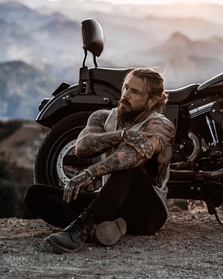 Činjenice govore da njegov profil na Instagramu prati preko milijun ljudi, a jo&scaron; bolje stoji na spomenutom TikToku, gdje ga prati preko milijun i pol obožavateljica i obožavatelja.