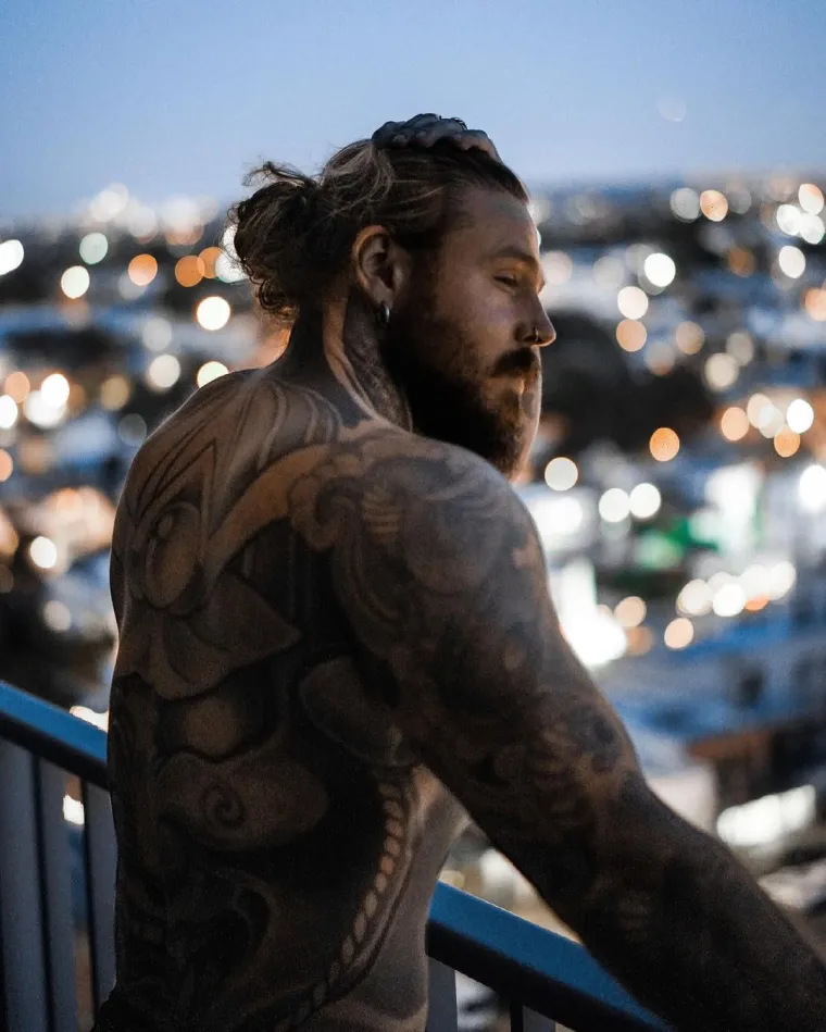 Vi&scaron;ak kože odstranio je kirur&scaron;kim intervencijama, a tada mu je palo na pamet prekriti sve te ožiljke tetovažama.