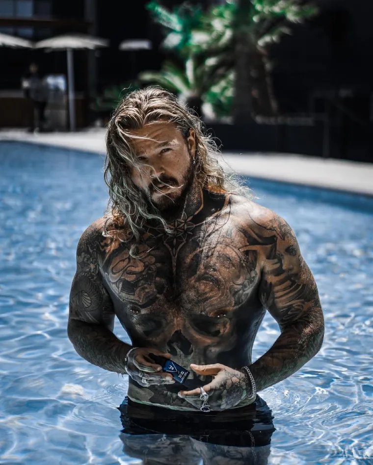 Prepoznajete li ga? Nekoć su mu cure prilazile samo da prepi&scaron;u zadaću, a danas je faca koja u nesvijest baca