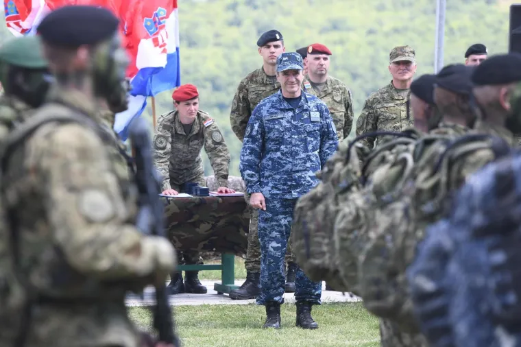 Polaznicima 2. naraštaja obuke za razvoj vođa, Središta za razvoj vođa „Marko Babić“ u srijedu su  nakon završne 88 kilometara duge hodnje od Udbine do Knina, na kninskoj tvrđavi svečano uručene značke i diplome o uspješno završenoj obuci, priopćilo je Ministarstvo obrane RH. Photo: Hrvoje Jelavic/PIXSELL