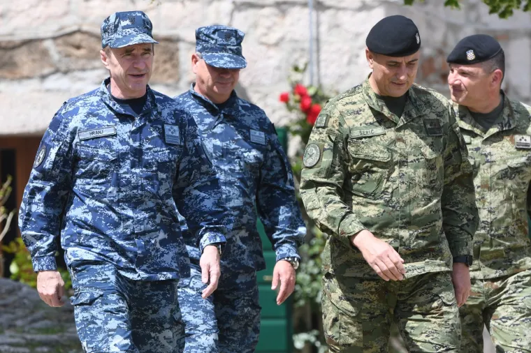 Svečanoj završnoj ceremoniji u Kninu nazočili su načelnik Glavnog stožera Oružanih snaga RH admiral Robert Hranj, zapovjednik Hrvatske kopnene vojske general-pukovnik Boris Šerić, zapovjednik Hrvatske ratne mornarice kontraadmiral Ivo Raffanelli, zapovjednik Zapovjedništva za obuku i doktrinu „Fran Krsto Frankopan” brigadni general Željko Ljubas te prvi dočasnik OSRH časnički namjesnik Dražen Klanjec, koji su polaznicima uručili diplome. Photo: Hrvoje Jelavic/PIXSELL