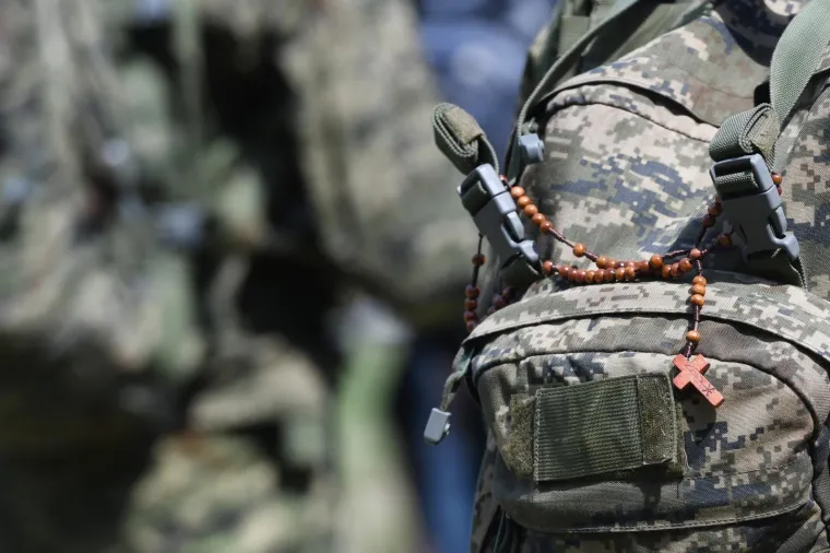 Čestitavši polaznicima načelnik GS OSRH admiral Hranj istaknuo je kako je obuka koju su prošli bila kombinacija novih znanja, vještina i velikih fizičkih napora. Dodao je kako je uvjeren da ih je ona pripremila za dužnost vođe u modernoj Hrvatskoj vojsci. “Kad preuzmete dužnost u postrojbama, vodite znanjem, snagom argumenata, profesionalnim pristupom zadaćama, motivacijom i vlastitim primjerom”, poručio je novim vojnim vođama admiral Hranj. Photo: Hrvoje Jelavic/PIXSELL