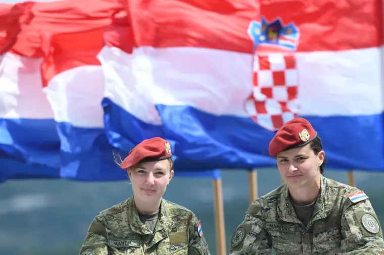 U ime Hrvatske kopnene vojske čestitke polaznicima obuke uputio je i zapovjednik HKoV-a general-pukovnik Šerić napomenuvši kako time počinje novo poglavlje u njihovim vojnim karijerama, a nastavak razvoja HV-a velikim je dijelom sada i u njihovim rukama. Pozvao ih je da im heroji poput Marka Babića po kome Središte nosi ime budu uzor i inspiracija u vođenju i zapovijedanju.  Photo: Hrvoje Jelavic/PIXSELL