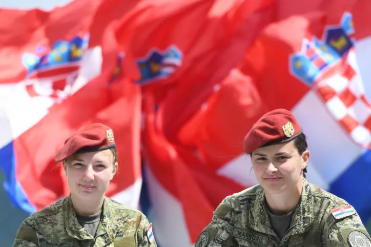 Osvrnuo se na zahtjevnost i izazovnost obuke koja je od polaznika zahtijevala maksimalnu usredotočenost i psihofizičku izdržljivost. Dodao je da je dosad, uključujući i ovaj naraštaj, obuku u Središtu završilo 175 pripadnika HV-a. Photo: Hrvoje Jelavic/PIXSELL