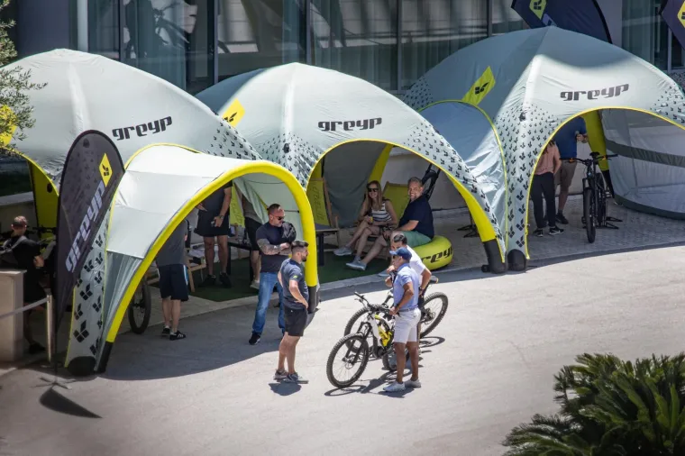 Predstavljanje i dolazak gostiju u hotel potencijalnih kupaca novog Rimčeva automobila.