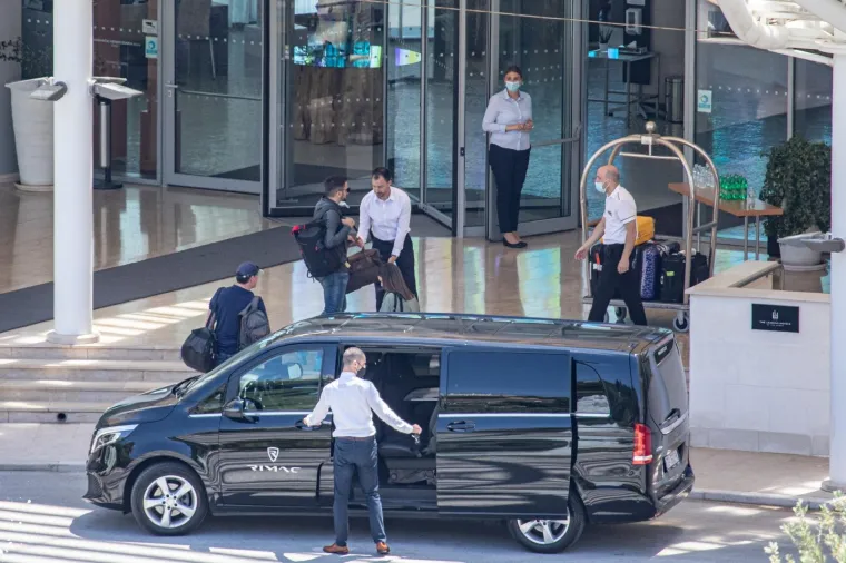 Predstavljanje i dolazak gostiju u hotel potencijalnih kupaca novog Rimčeva automobila.