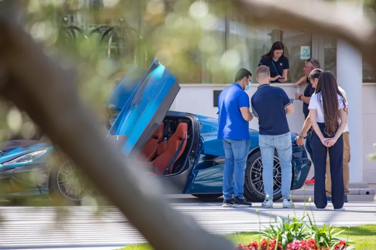 Potencijalni kupci dolaze na predstavljanje novog Rimčeva automobila