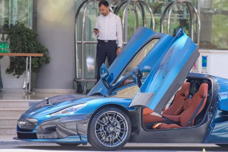 Predstavljanje i dolazak gostiju u hotel potencijalnih kupaca novog Rimčeva automobila.