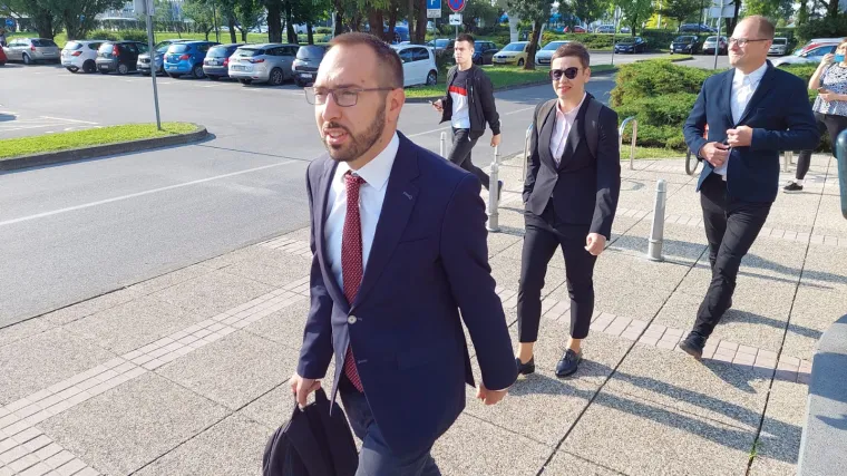 Tomislav Toma&scaron;ević preuzima dužnost gradonačelnika Zagreba: Prvi dan na posao zakasnio zbog 'vi&scaron;e sile'