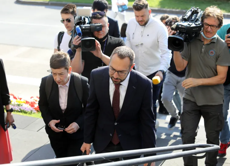 Tomislav Toma&scaron;ević preuzima dužnost gradonačelnika Zagreba: Prvi dan na posao zakasnio zbog 'vi&scaron;e sile'