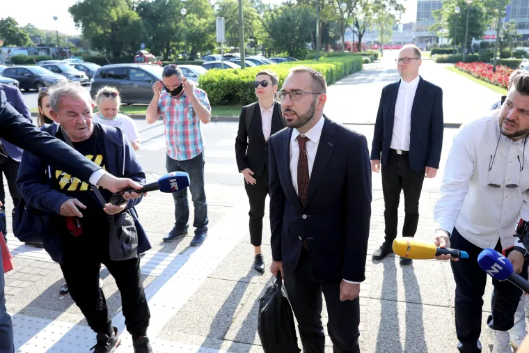 Tomislav Toma&scaron;ević preuzima dužnost gradonačelnika Zagreba: Prvi dan na posao zakasnio zbog 'vi&scaron;e sile'
