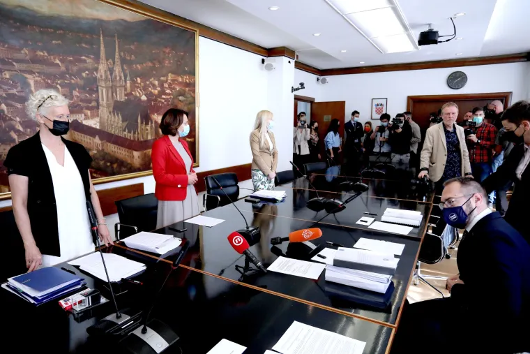 Toma&scaron;evića dočekale Pavičić Vukičević i dvije pročenice: 'Financijsko stanje Grada je lo&scaron;e'