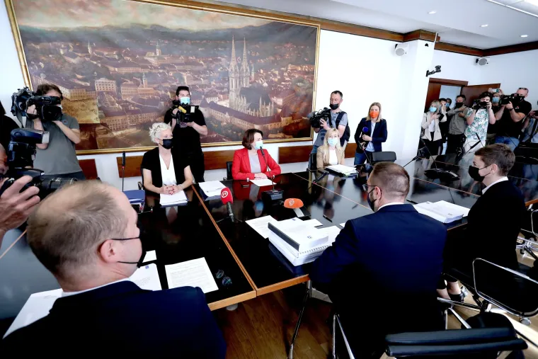 Toma&scaron;evića dočekale Pavičić Vukičević i dvije pročenice: 'Financijsko stanje Grada je lo&scaron;e'