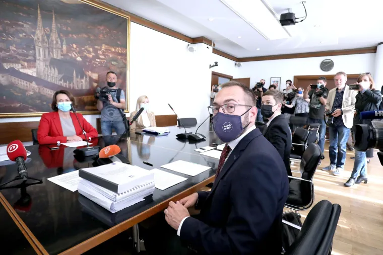 Toma&scaron;evića dočekale Pavičić Vukičević i dvije pročenice: 'Financijsko stanje Grada je lo&scaron;e'