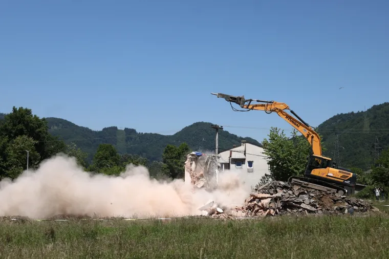 Fata Orlović napokon dočekala pravdu: Pogledajte ru&scaron;enje pravoslavne crkve kod Srebrenice