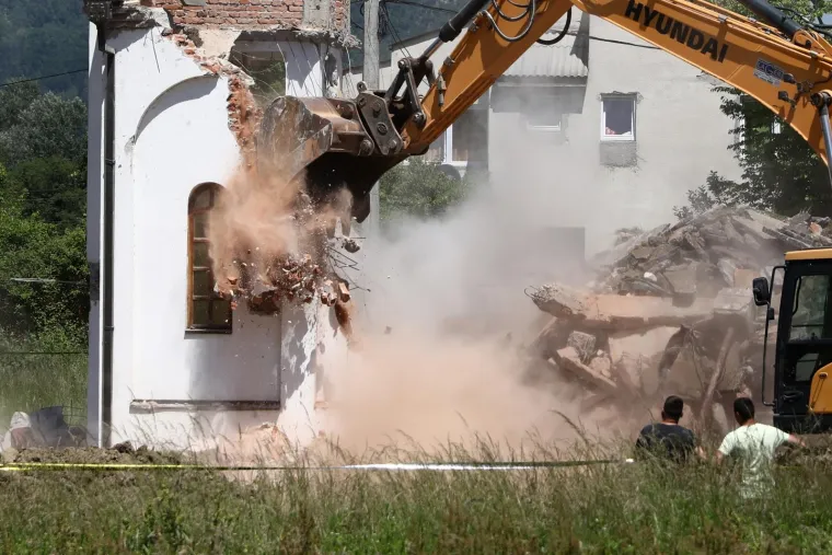 Fata Orlović napokon dočekala pravdu: Pogledajte ru&scaron;enje pravoslavne crkve kod Srebrenice