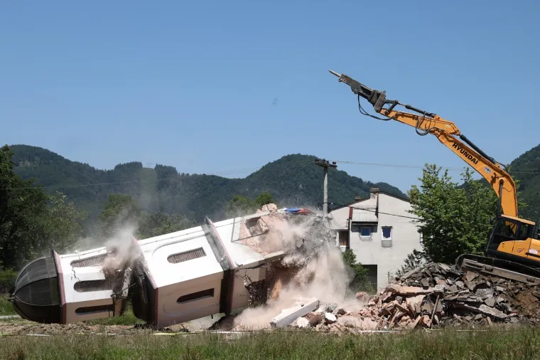 Fata Orlović napokon dočekala pravdu: Pogledajte ru&scaron;enje pravoslavne crkve kod Srebrenice