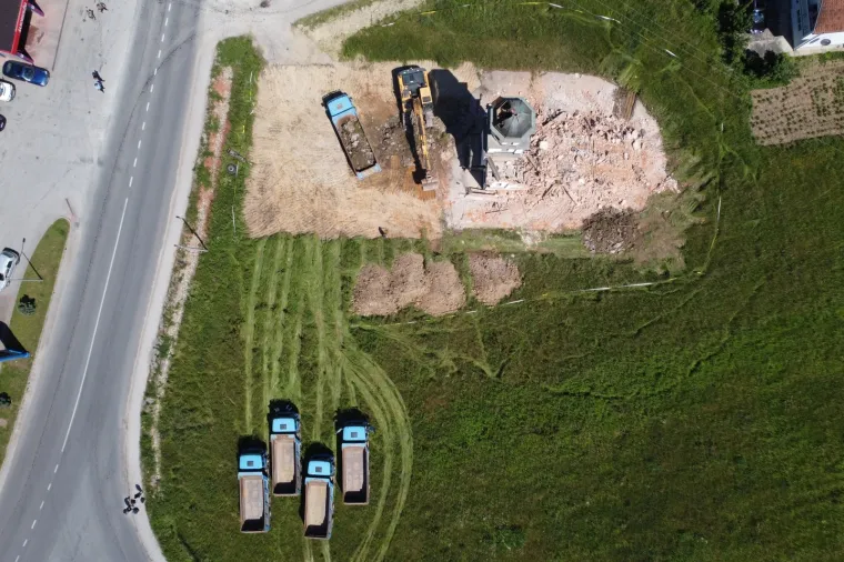 Fata Orlović napokon dočekala pravdu: Pogledajte ru&scaron;enje pravoslavne crkve kod Srebrenice