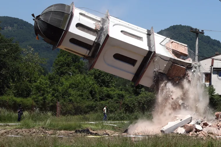 Fata Orlović napokon dočekala pravdu: Pogledajte ru&scaron;enje pravoslavne crkve kod Srebrenice