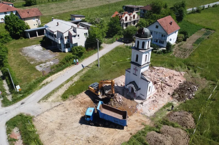 Fata Orlović napokon dočekala pravdu: Pogledajte ru&scaron;enje pravoslavne crkve kod Srebrenice