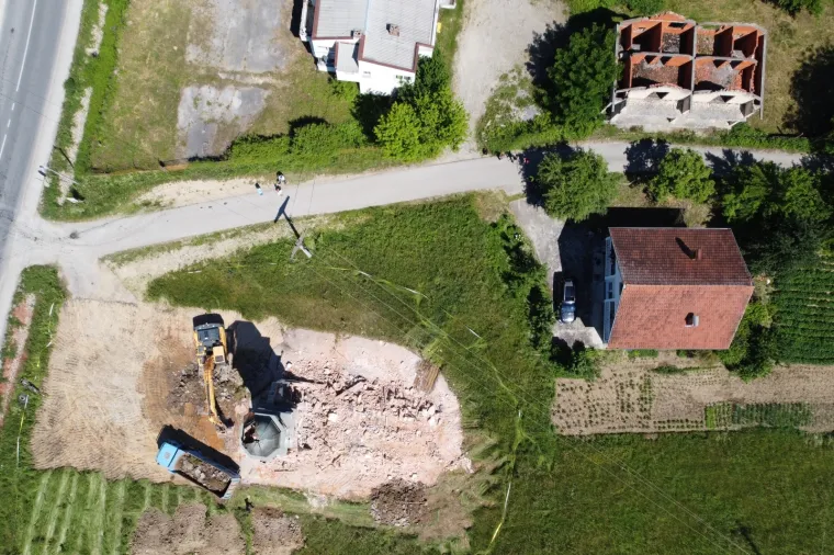 Fata Orlović napokon dočekala pravdu: Pogledajte ru&scaron;enje pravoslavne crkve kod Srebrenice