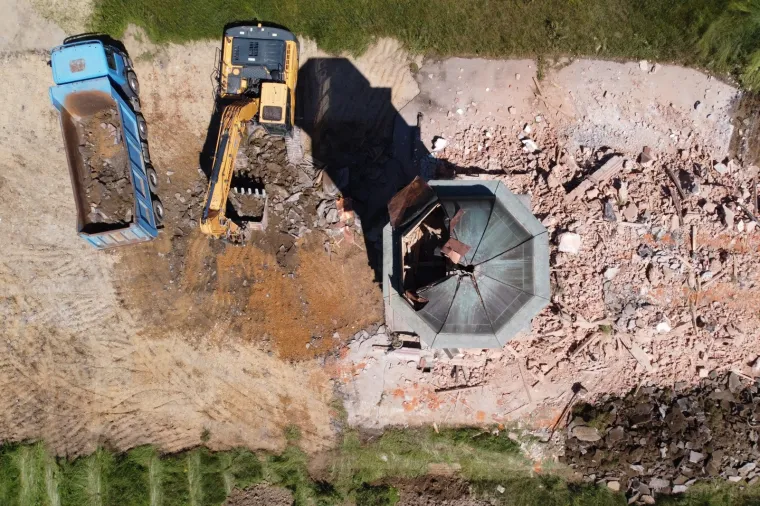 Fata Orlović napokon dočekala pravdu: Pogledajte ru&scaron;enje pravoslavne crkve kod Srebrenice