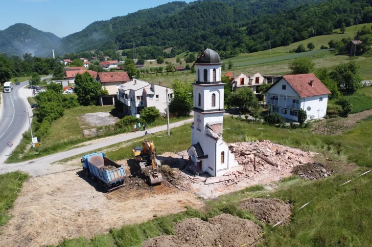 Fata Orlović napokon dočekala pravdu: Pogledajte ru&scaron;enje pravoslavne crkve kod Srebrenice