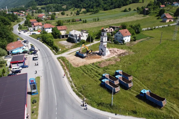 Fata Orlović napokon dočekala pravdu: Pogledajte ru&scaron;enje pravoslavne crkve kod Srebrenice