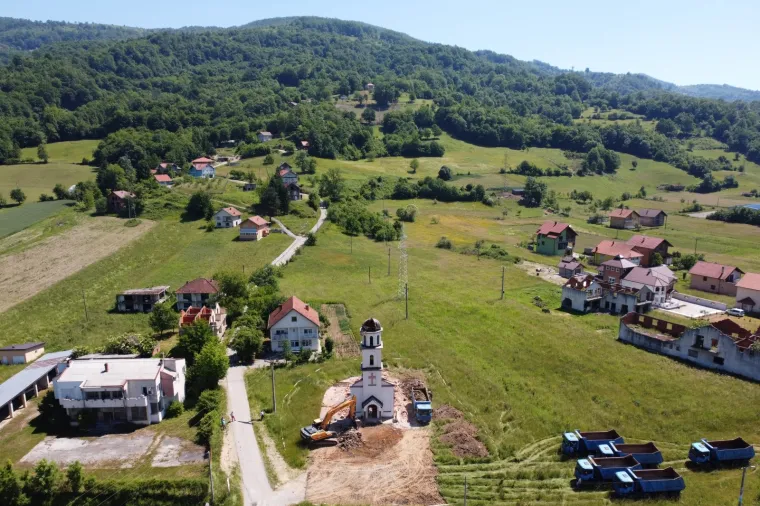 Fata Orlović napokon dočekala pravdu: Pogledajte ru&scaron;enje pravoslavne crkve kod Srebrenice
