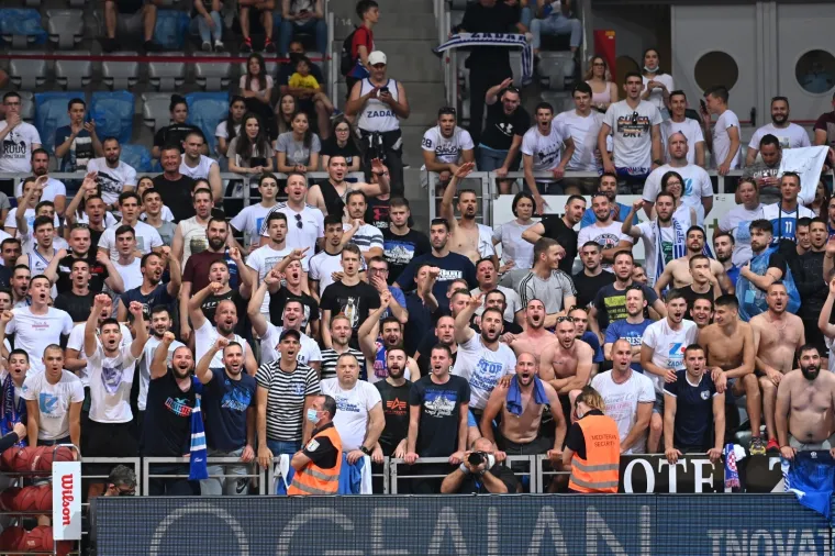 Ludnica u Zadru: Ulice 'gorile', orila se pjesma navijača! U dvorani umjesto najavljenih 600, nekoliko tisuća navijača