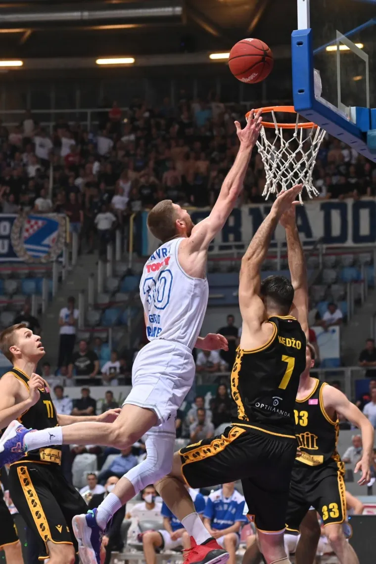 Ludnica u Zadru: Ulice 'gorile', orila se pjesma navijača! U dvorani umjesto najavljenih 600, nekoliko tisuća navijača