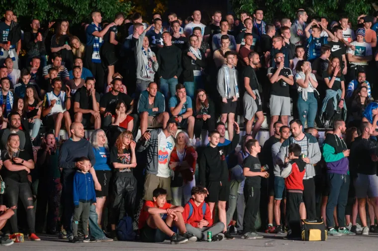 Na igrali&scaron;tu Mornarica navijači Tornada organizirano su gledali finalnu utakmicu prvenstva Hrvatske između Zadra i Splita. Uz skandiranje i pirotehniku prizivali su pobjedu u petom susretu, ali i priliku da uđu u dvoranu. S Narodnog trga krenuli su prema dvorani s namjerom da utakmicu ipak odgledaju s tribina. Navodno ih ima oko dvije tisuće i dobar dio njih uspio se probiti u dvoranu!