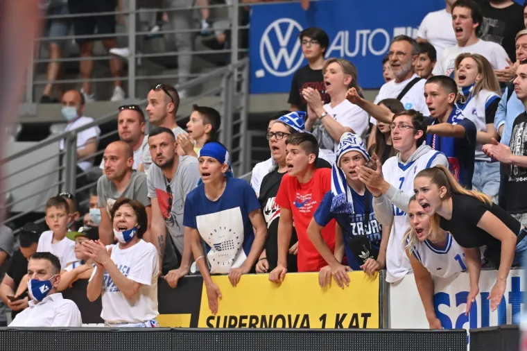 Peta odlučujuća utakmica Prvenstva Hrvatske između KK Zadar i KK Split igra se  u Zadru. Tisuće navijača Zadra i Splita ušle su u košarkašku dvoranu Višnjik unatoč zabrani Nacionalnog stožera koji nije dopustio organizatoru da pusti publiku na tribine. Nakon toga su u Zadru ocijenili da je bolje pustiti ljude u dvoranu nego stvarati probleme.