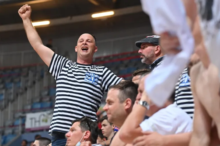 Peta odlučujuća utakmica Prvenstva Hrvatske između KK Zadar i KK Split igra se  u Zadru. Tisuće navijača Zadra i Splita ušle su u košarkašku dvoranu Višnjik unatoč zabrani Nacionalnog stožera koji nije dopustio organizatoru da pusti publiku na tribine. Nakon toga su u Zadru ocijenili da je bolje pustiti ljude u dvoranu nego stvarati probleme.