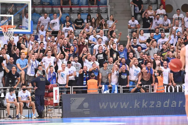 Peta odlučujuća utakmica Prvenstva Hrvatske između KK Zadar i KK Split igra se  u Zadru. Tisuće navijača Zadra i Splita ušle su u košarkašku dvoranu Višnjik unatoč zabrani Nacionalnog stožera koji nije dopustio organizatoru da pusti publiku na tribine. Nakon toga su u Zadru ocijenili da je bolje pustiti ljude u dvoranu nego stvarati probleme.