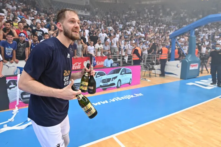 Utakmicu je, nakon dugo vremena, pratio veliki broj navijača u dvorani Kre&scaron;imira Ćosića na Vi&scaron;njiku, koji su probili ogradu na ulazu i zauzeli mjesta na tribinama.