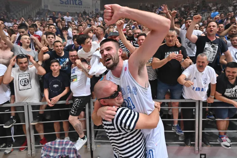 Nevjerojatna atmosfera u Vi&scaron;njiku, ko&scaron;arka&scaron;i Zadra s tisućama navijača slave titulu