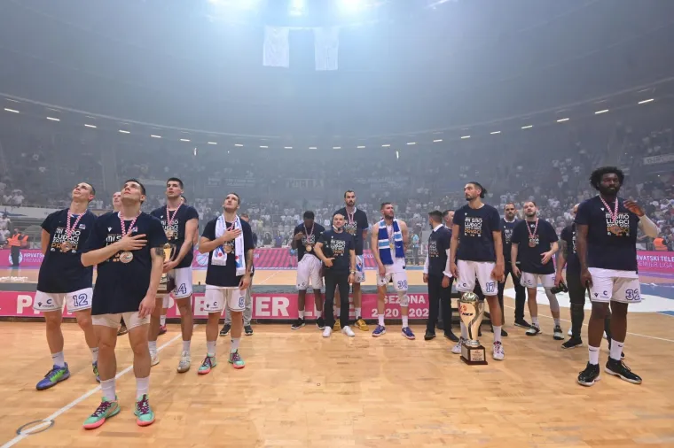 Nevjerojatna atmosfera u Vi&scaron;njiku, ko&scaron;arka&scaron;i Zadra s tisućama navijača slave titulu