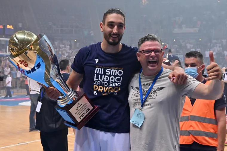 Nevjerojatna atmosfera u Vi&scaron;njiku, ko&scaron;arka&scaron;i Zadra s tisućama navijača slave titulu