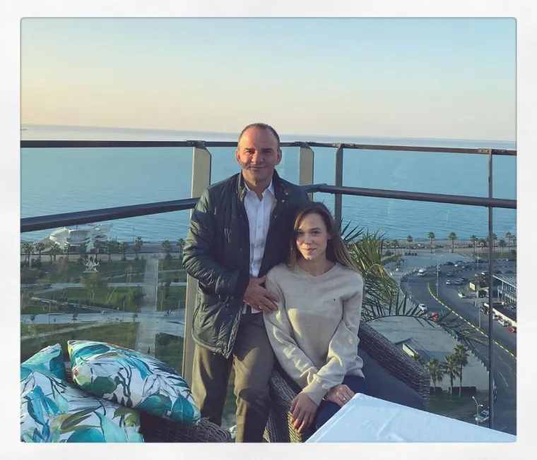 Kristina i milijarder Galip upoznali su se u Gruziji, državi u koju je Galip prebjegao 2012. godine budući da je u Turskoj osuđen na doživotni zatvor.