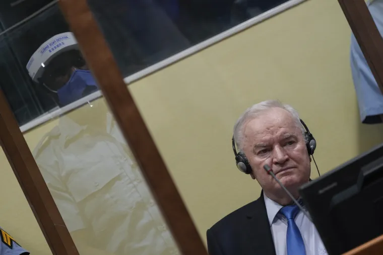 Sva lica krvnika iz sudnice: Ratko Mladić se smijao i gestikulirao za kamere!